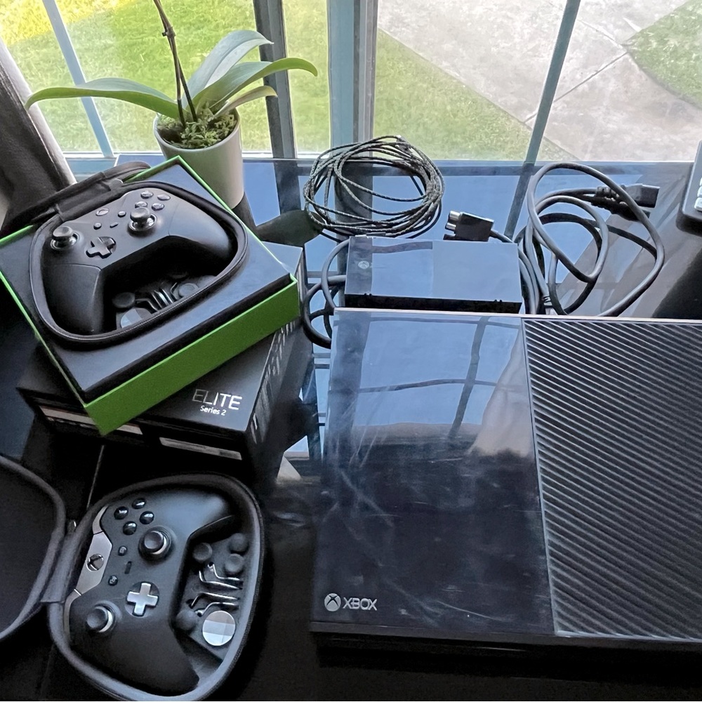 Xbox bundle: Xbox Elite 2 controller, Elite 1 controller, Xbox One 500GB